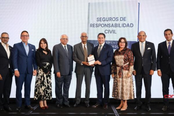 Fernando A. Ballista explicó que la obra está compuesta por ocho capítulos que abordan desde los fundamentos teóricos hasta los distintos tipos de seguros. Foto: Fuente externa