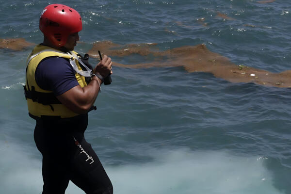 Rescatistas trabajan en zona donde cayó vehículo al mar Caribe