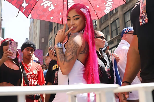 Yailin la Más Viral durante el Desfile Dominicano en Nueva York 2025