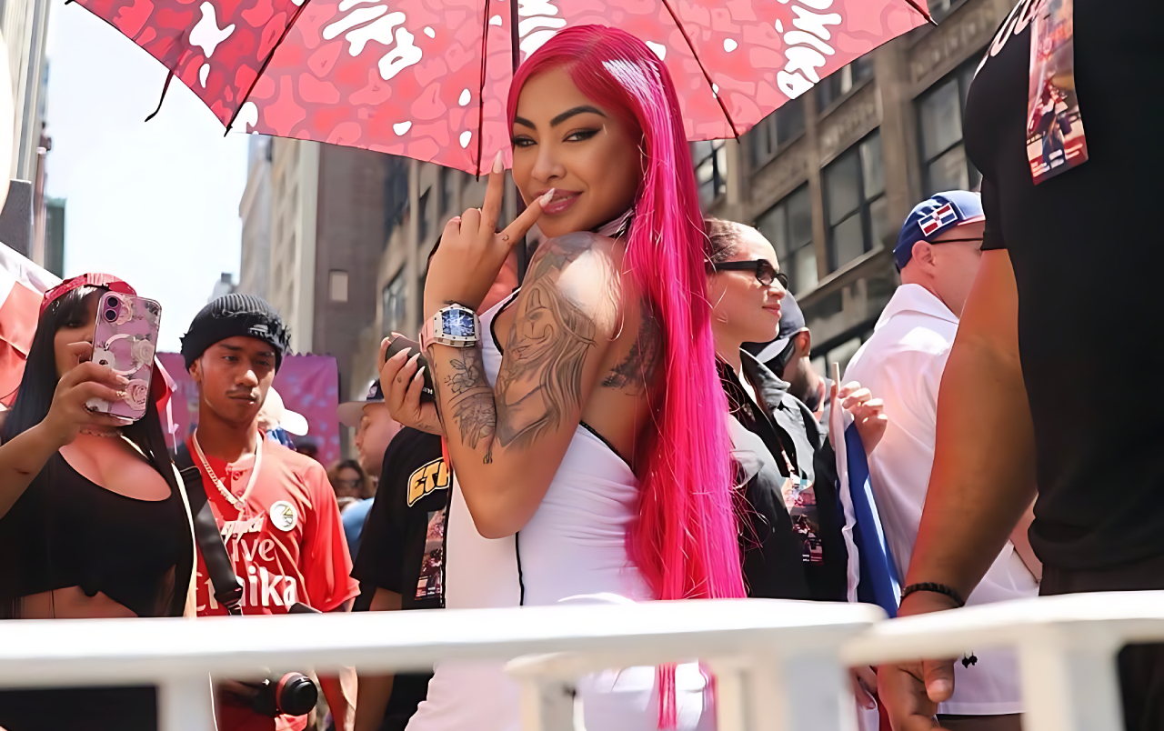Yailin la Más Viral durante el Desfile Dominicano en Nueva York 2025