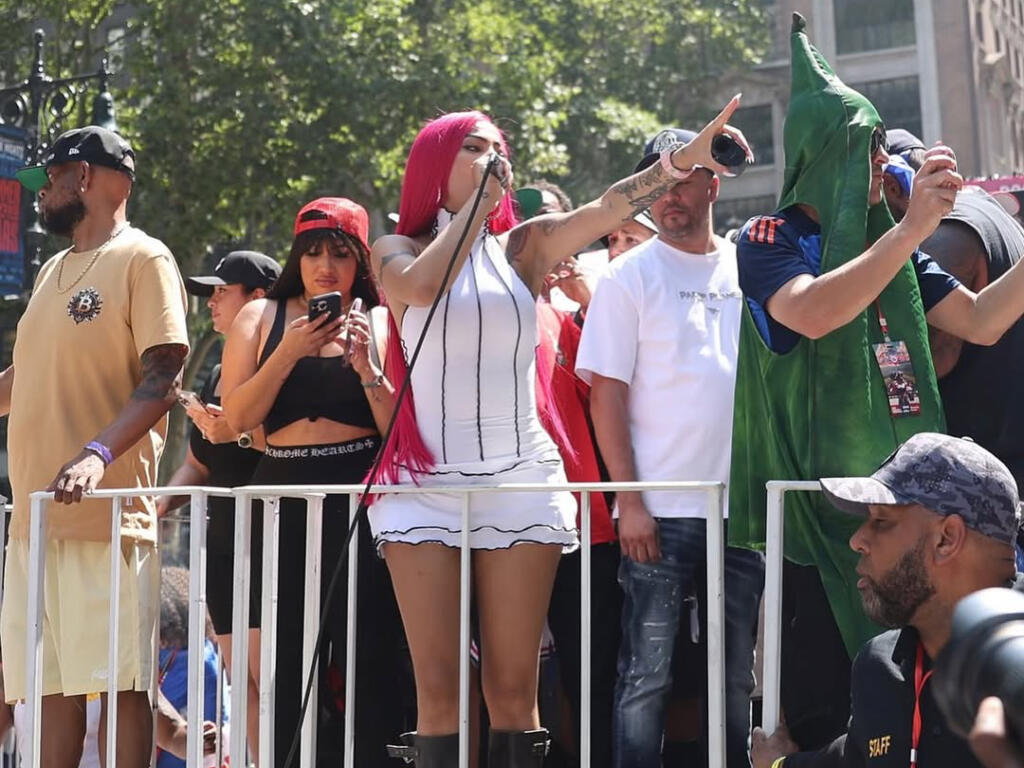 Yailin La Más Viral en la parada dominicana en Nueva York