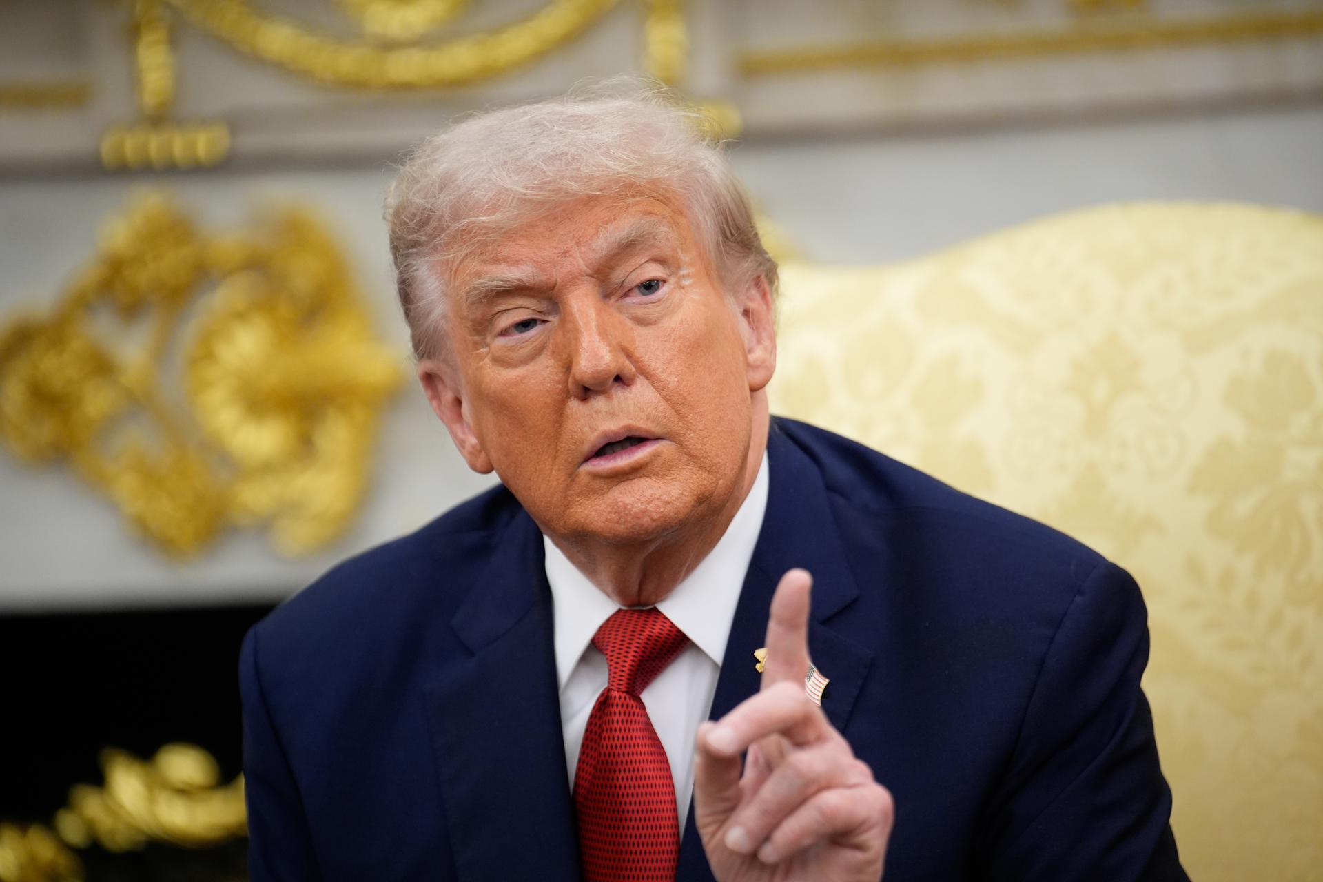Trump piensa en un "plan B" si la Corte Suprema bloquea su política arancelaria