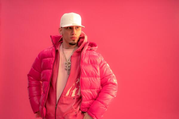 Omar Courtz, cantente urbano que estará de gira por la República Dominicana.