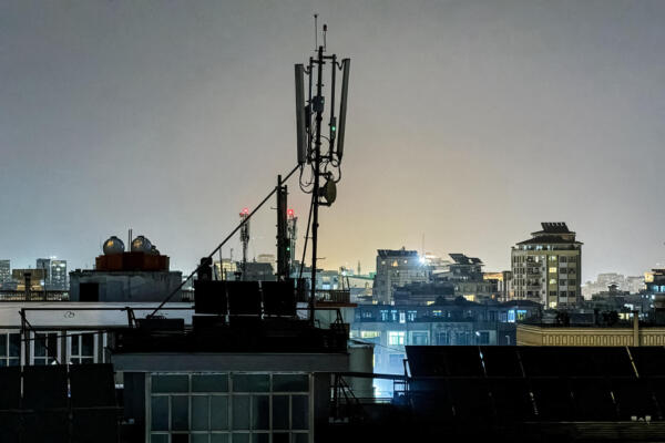 Antena de telecomunicaciones instalada para servicios de internet en la azotea de una casa en Kabul, la tarde del 29 de septiembre de 2025, tras un corte de telecomunicaciones a nivel nacional / Foto: AFP 