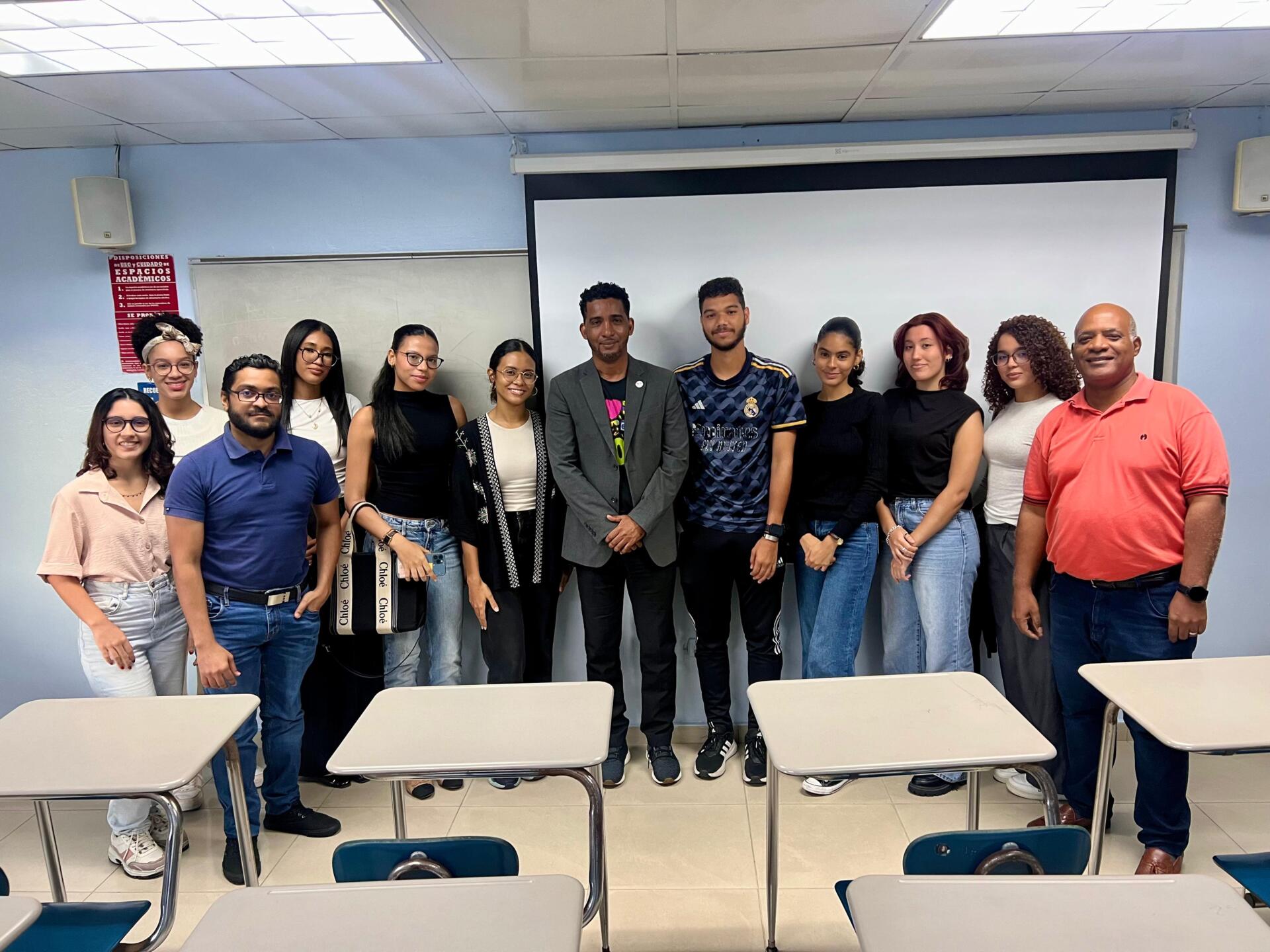 Realizan conversatorio sobre los retos de la digitalización en el periodismo