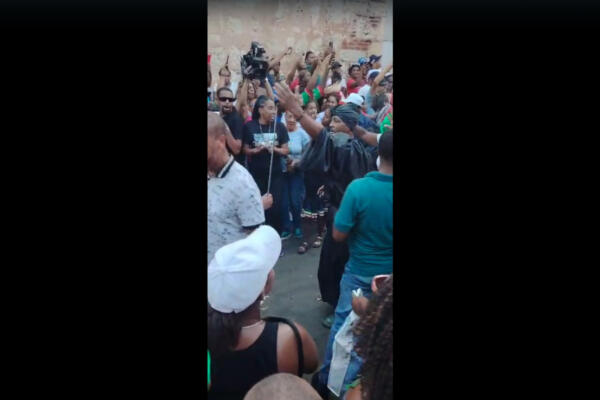 Decenas de personas plenaron los alrededores de la iglesia San Miguel en la Zona Colonial