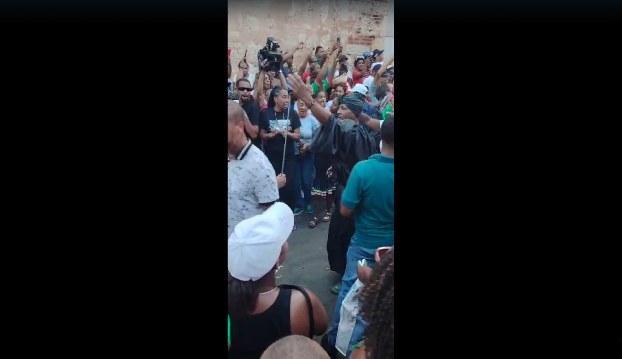 Decenas de personas plenaron los alrededores de la iglesia San Miguel en la Zona Colonial