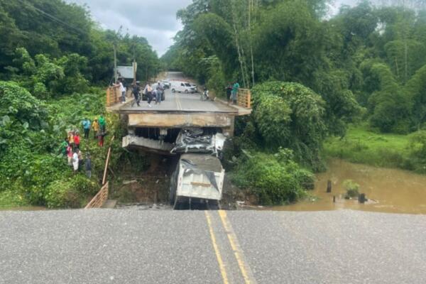 El conductor del camión que cayó al río, tras el colapso del puente entre Yamasá y Don Juan, falleció tras el derrumbe.