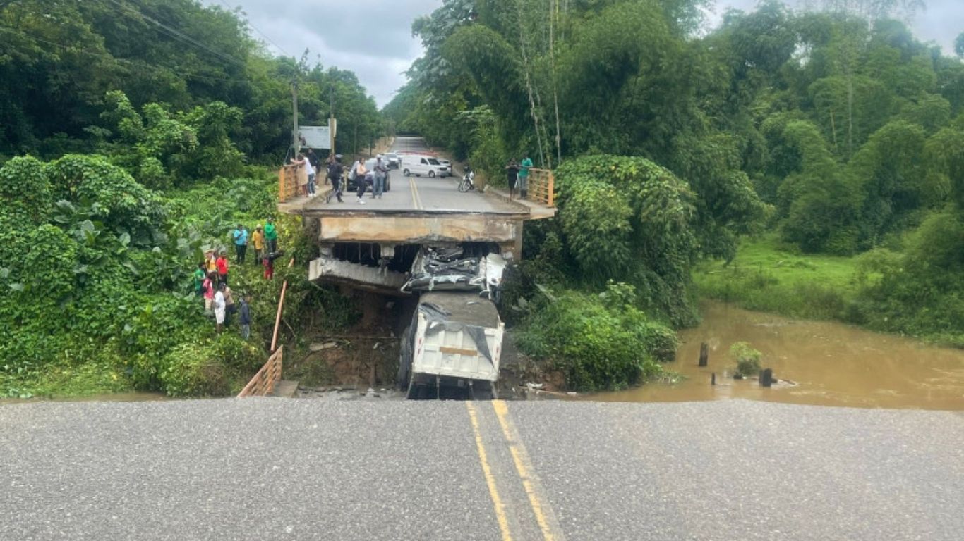El conductor del camión que cayó al río, tras el colapso del puente entre Yamasá y Don Juan, falleció tras el derrumbe.