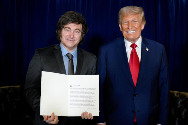 Fotografía cedida por la Presidencia de Argentina del mandatario Javier Milei (i), junto al presidente de los Estados Unidos, Donald Trump, durante una reunión este martes, en Nueva York (Estados Unidos). EFE/ Presidencia de Argentina /