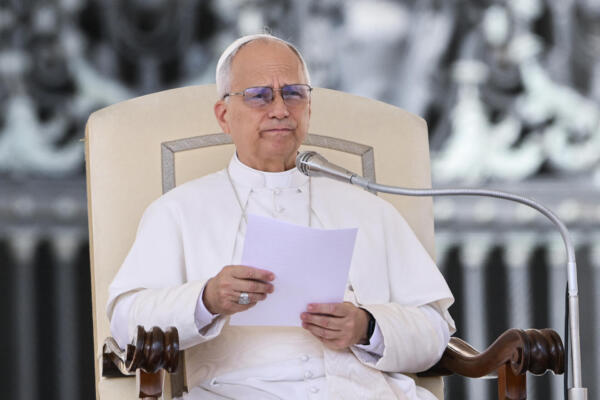 El Papa León XIV observa mientras pronuncia su discurso durante su audiencia general semanal en la plaza de San Pedro del Vaticano, el 17 de septiembre de 2025. (Foto de Alberto PIZZOLI / AFP)
