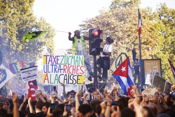 París.- Un manifestante enarbola un cartel que dice 