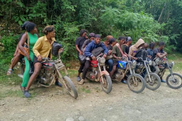 Ejército detiene cinco motociclistas que transportaban a 18 haitianos indocumentados en Dajabón. Foto: fuente externa 