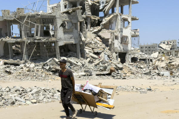 Foto de archivo de un edificio destruido en la calle Saftawi, que separa Yabalia de la Ciudad de Gaza. EFE/ Ahmad Awad