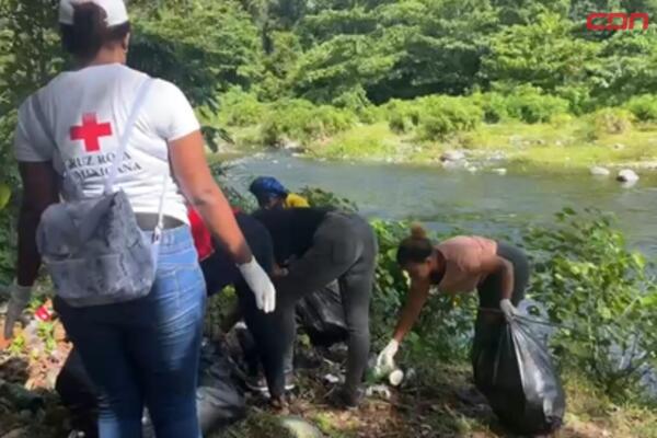 Operativo para limpiar ríos en Villa Altagracia.