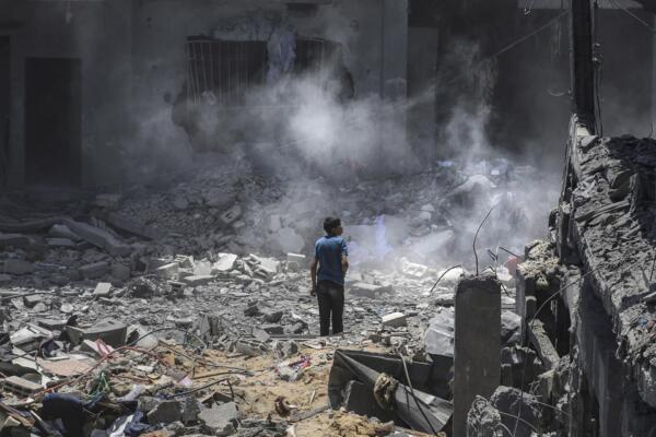 Imagen de archivo de un niño palestino que observa los daños causados ??por un ataque aéreo israelí contra el campo de refugiados de al-Bureij, en el sur de la Franja de Gaza. EFE/ Mohammed Saber