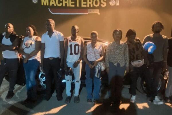 Parte de los haitianos indocumentados detenidos por el Ejército en un vehículo en Mao. Foto: fuente externa 