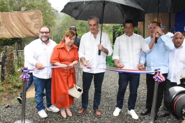 Inauguran  carretera de acceso a salto de Aguas Blancas en Constanza