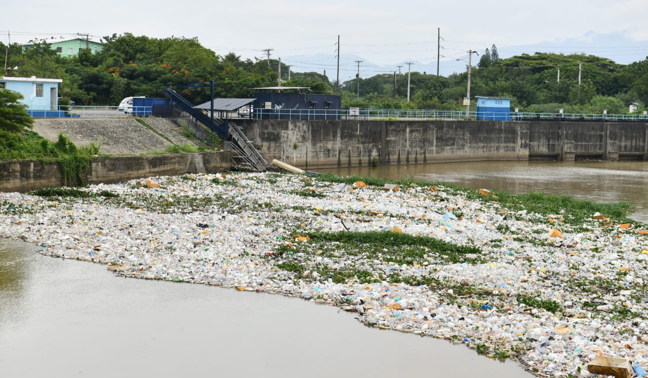 Río Yaque del Norte en Santiago arropado por plástico arrastrados por las lluvias