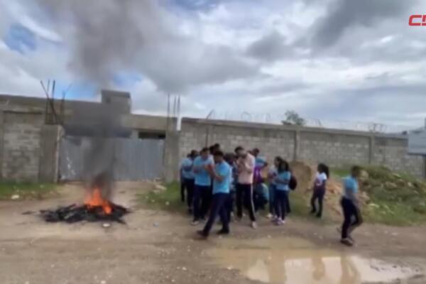 Estudiantes protestan por terminación de escuela en comunidad de Puerto Plata. 