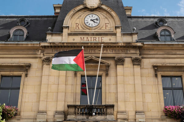 The Palestinian state flag flies at the entrance of the City Hall in Saint-Ouen, in the northern suburbs of Paris on September 22, 2025, on the day France plans the recognition of a Palestinian State at the United Nations. Over 50 town halls in France were flying the Palestinian flag Monday in defiance of an interior ministry warning not to do so ahead of the recognition of a Palestinian state by President Emmanuel Macron. (Photo by BERTRAND GUAY / AFP)