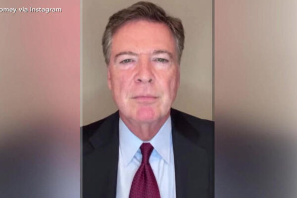En esta captura de un video publicado en la página de Instagram de James Comey el 25 de septiembre de 2025, el exjefe del FBI y destacado crítico de Donald Trump afirma no tener miedo y declara su inocencia tras ser acusado de dos cargos penales. (Foto: AFP)