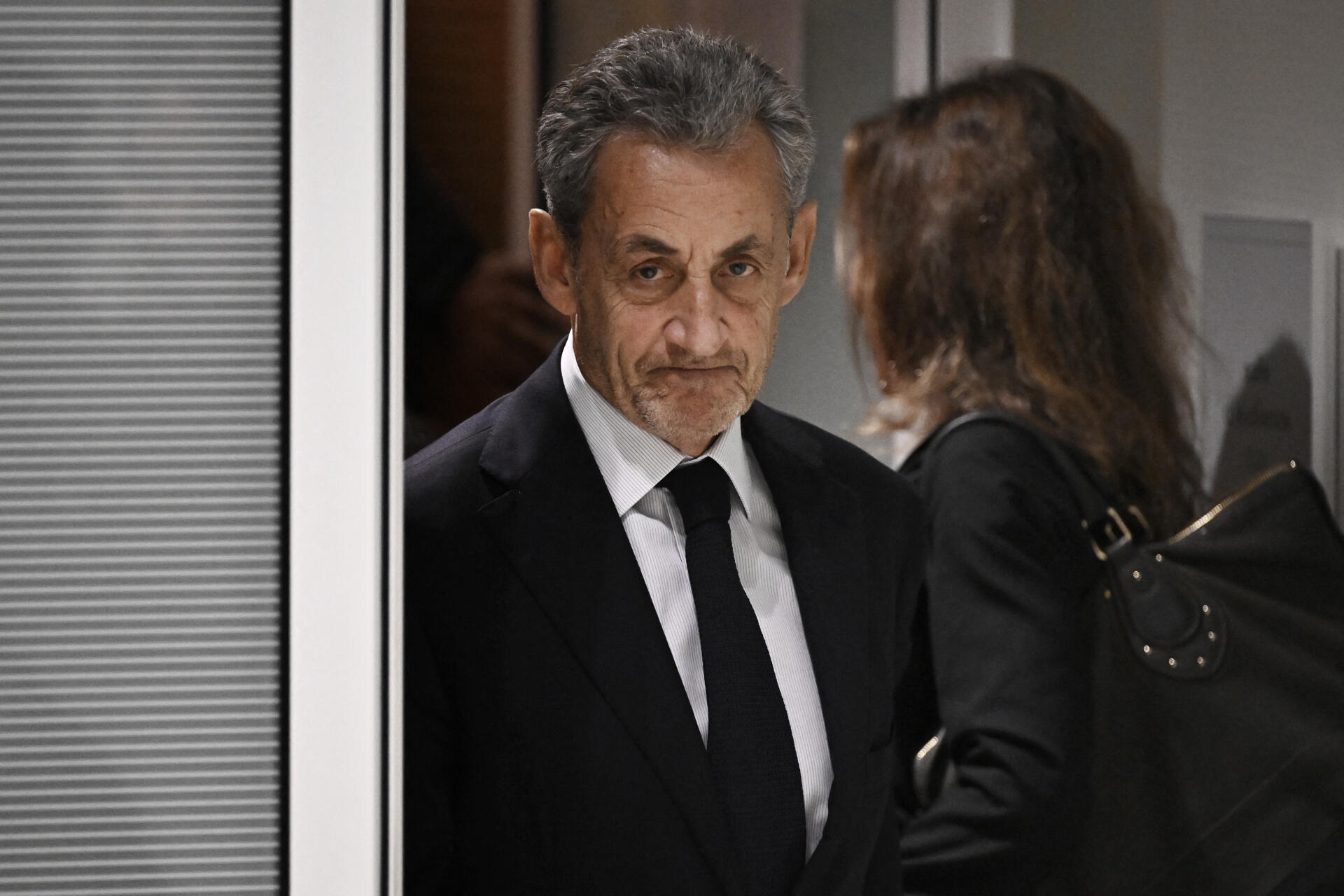 "Dormiré en prisión con la cabeza alta", declara expresidente francés Sarkozy tras su nueva condena