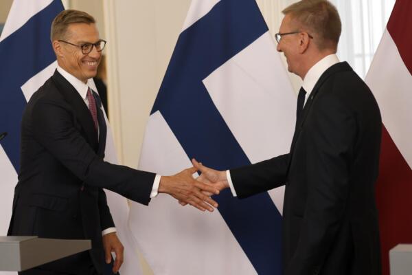 El presidente de Finlandia, Alexander Stubb (I), y su homólogo letón, Edgars Rinkevics (D), este martes en Riga. EFE/EPA/TOMS KALNINS