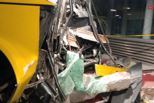 Autobús de  Caribe Tour tras impacto contra estructura del Metro