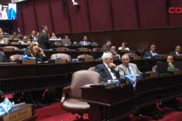 Oposición critica déficit y baja inversión en proyecto de Presupuesto 2026.