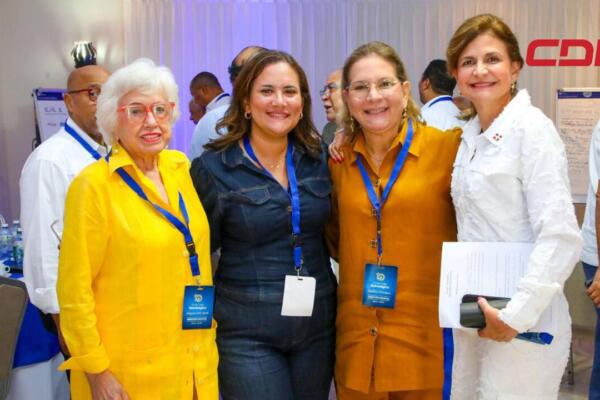 La vicepresidenta Raquel Peña junto a la directora de Ética e Integridad Gubernamental, Milagros Ortiz Bosch y otras dos integrantes en el Taller Estratégico PRM. Foto: Fuente Externa