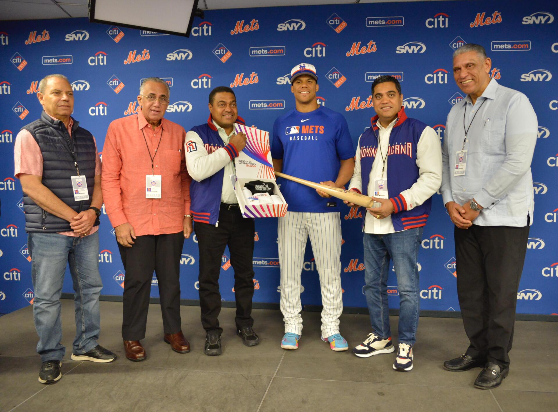 En el acto también estuvieron presentes Luis Mejía Oviedo, presidente de Centro Caribe Sports, y Garibaldi Bautista, titular del Comité Olímpico Dominicano (COD) y vicepresidente del Comité Organizador, y Jesús Vásquez, Cónsul General de la República Dominicana en New York.
