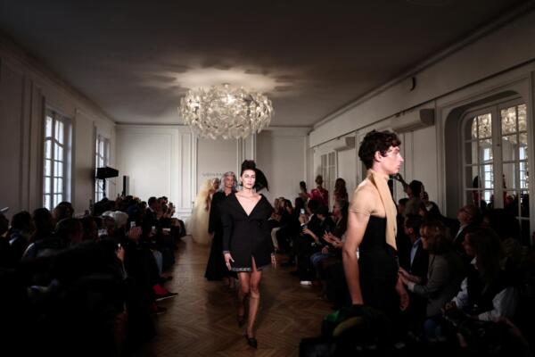 Modelos presentan las creaciones de Weinsanto al final de la colección de prêt-à-porter femenino primavera-verano 2026 / Foto: AFP