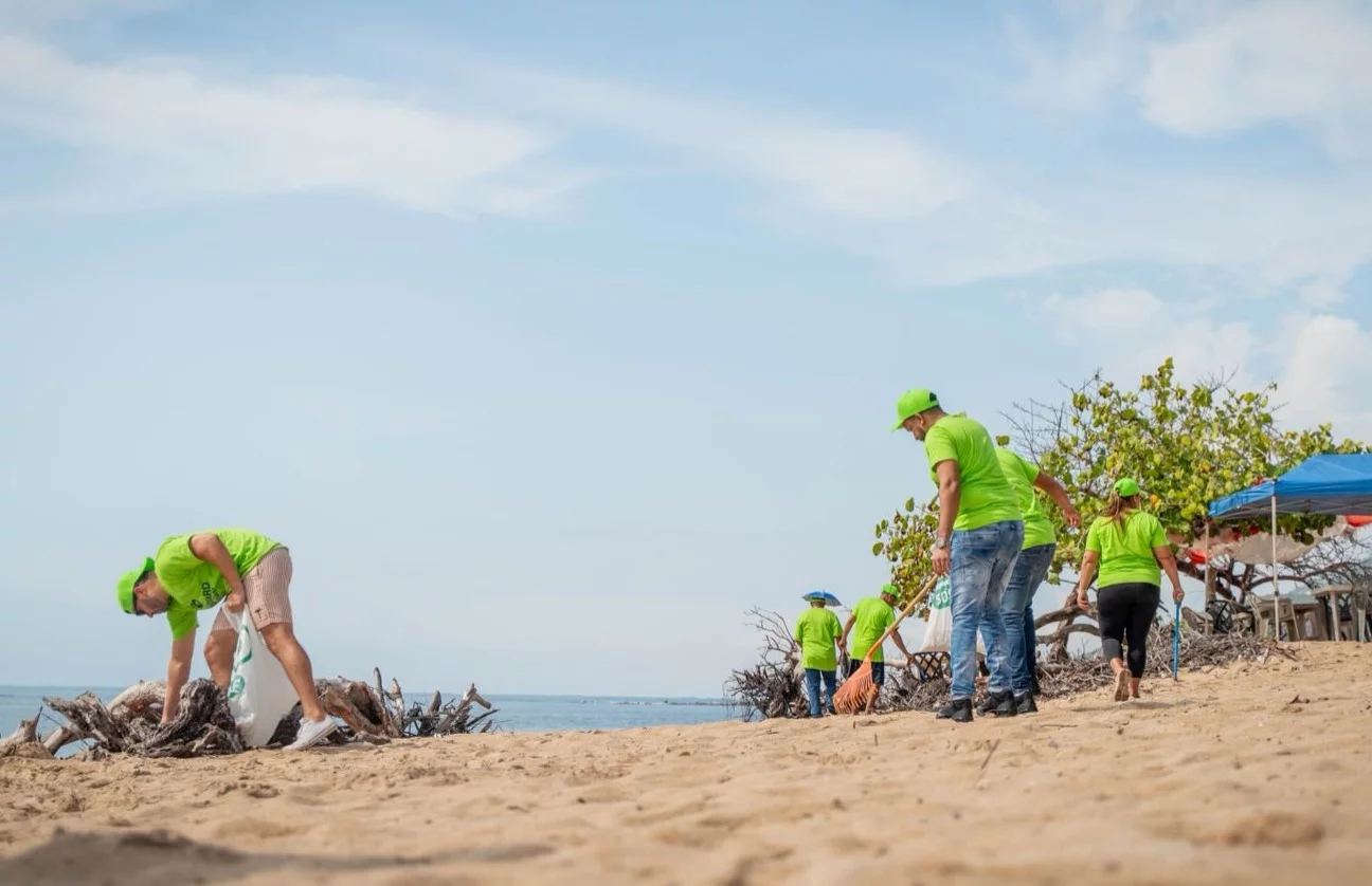 Prioriza RD realiza jornada de limpieza en playa La Caobita en Azua