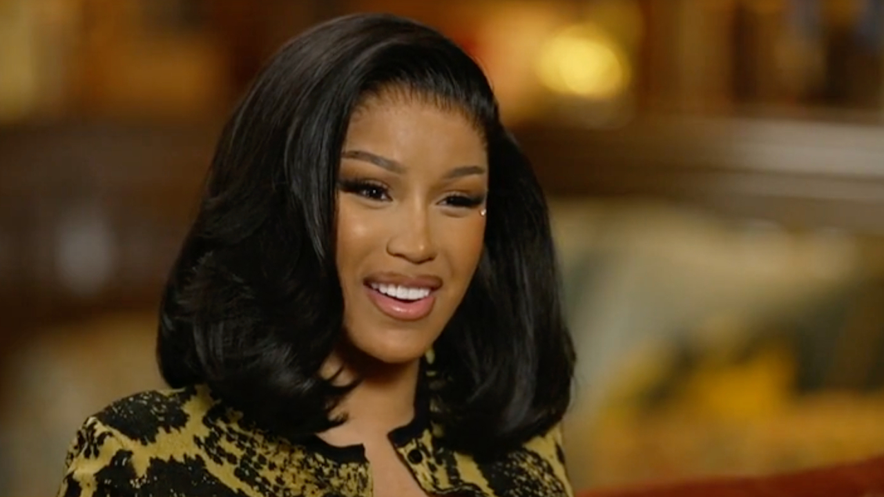 Cardi B sonriente durante la entrevista en CBS Mornings confirmando embarazo