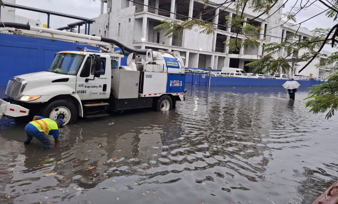 Las lluvias e inundaciones en Santo Domingo se observan desde las primeras horas del viernes