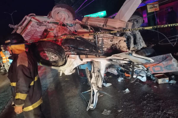 Restos del vehículo accidentado en la avenida Hispanoamericana de Santiago