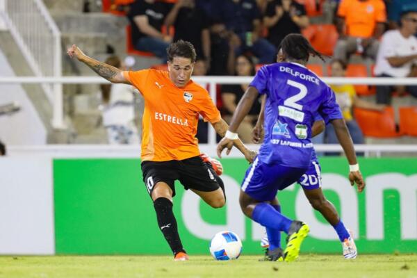 En el minuto 80 Scheldeur apeló otras piernas frescas y puso en cancha a Javier Roces y envió a la banca a Rivaldo Correa.