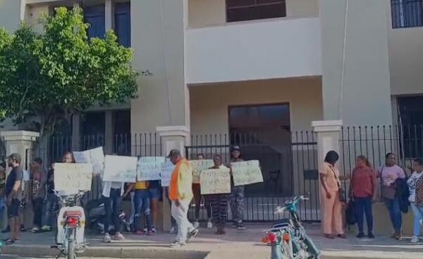 Familiares protestan por la liberación de jóvenes arrestados por drogas en Dajabón, denunciando irregularidades en los operativos.