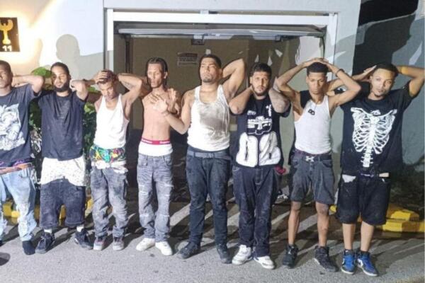 Diez apresados con arsenal tras enfrentamiento con la Policía en Villa González. Foto: fuente externa 