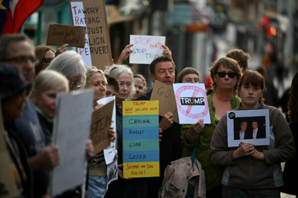 Manifestantes con pancartas durante una protesta contra la próxima visita de Estado del presidente estadounidense Donald Trump, frente al Castillo de Windsor, el 16 de septiembre de 2025. (Foto de Justin Tallis / AFP)

