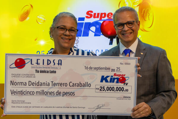 Norma Deidania Terrero Caraballo recibe su certificado / Foto: LEIDSA
