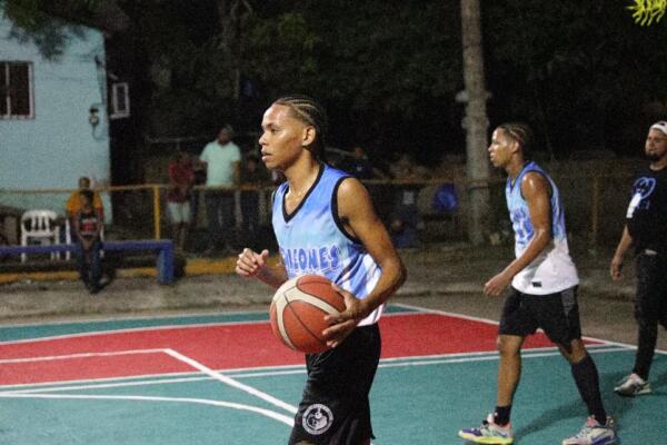 Los estelares Dolfy Arias y Noel Santos se combinaron para encestar 44 puntos guiando al team los Warriors a una apretada victorias 70-65 sobre los Leones clasificando a las finales del torneo de baloncesto pre superior del municipio de Arenoso auspiciado por la Pescadería Wanda