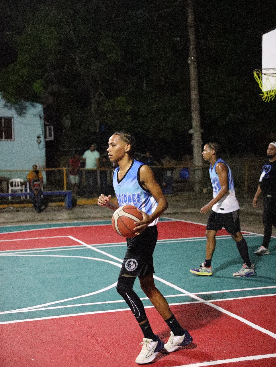 Los estelares Dolfy Arias y Noel Santos se combinaron para encestar 44 puntos guiando al team los Warriors a una apretada victorias 70-65 sobre los Leones clasificando a las finales del torneo de baloncesto pre superior del municipio de Arenoso auspiciado por la Pescadería Wanda
