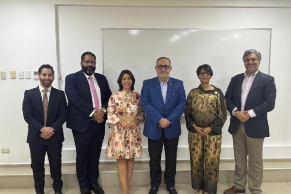 De izquierda a derecha, los nuevos directivos de la IADP, grupo dominicano: Eduardo Risk, Emery Colomby Rodríguez, Ricardo Rojas León, Luz Díaz, Alejandro Mercedes Zorilla y Elio José Delgado. 