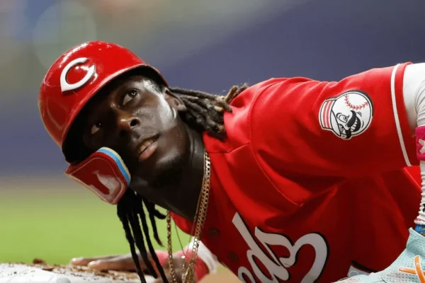 Contra el abridor de los Cardenales, Andre Pallante, en la cuarta entrada, Sal Stewart y el dominicano Elly de la Cruz negociaron bases por bolas consecutivas con un out. 