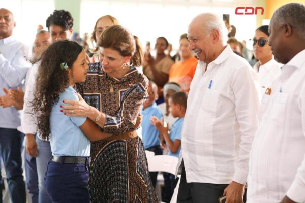 Vicepresidenta Raquel Peña junto a estudiante de la escuela básica Profesor Epifanio Pimentel Concepción.