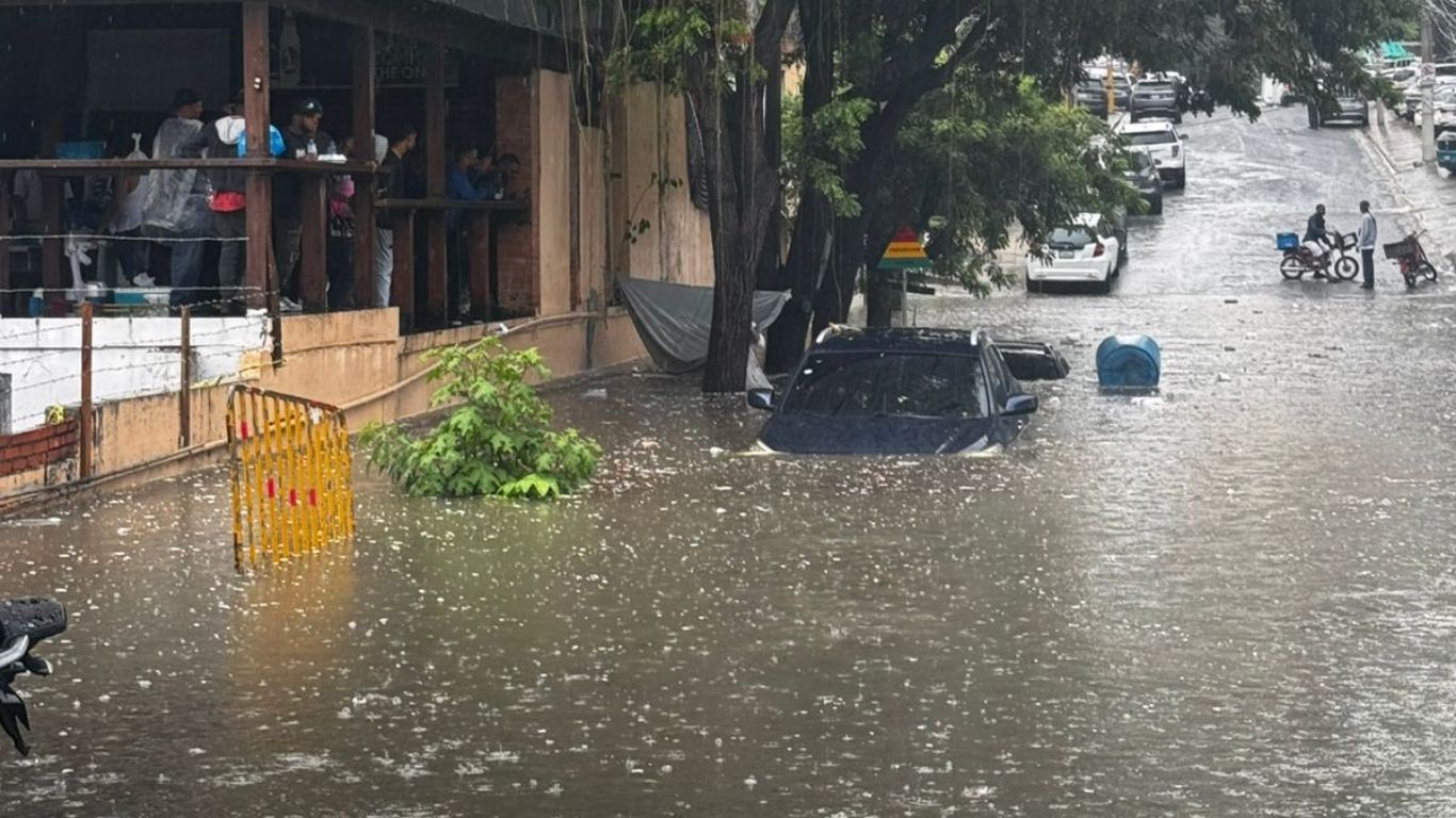El Centro de Operaciones de Emergencias (COE) emitió alertas para la mitad de las provincias del país por una onda tropical y una vaguada.