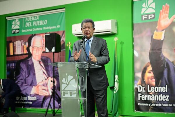 Leonel Fernández juramenta en Nueva York nuevos miembros de la Fuerza del Pueblo.