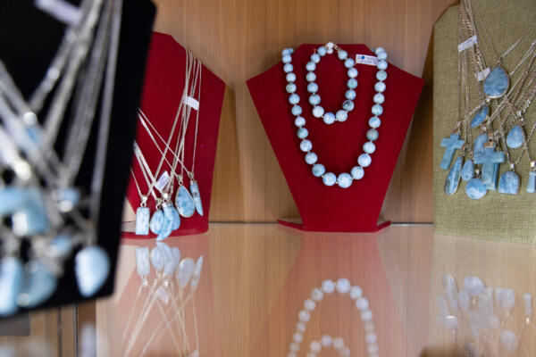Fotografía del 4 de septiembre de 2025 que muestra joyas hechas con larimar en Barahona. Foto: EFE/ Orlando Barría